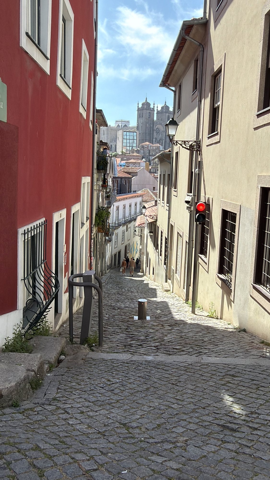 A steep cobbled lane descending through Porto's Vitória neighbourhood