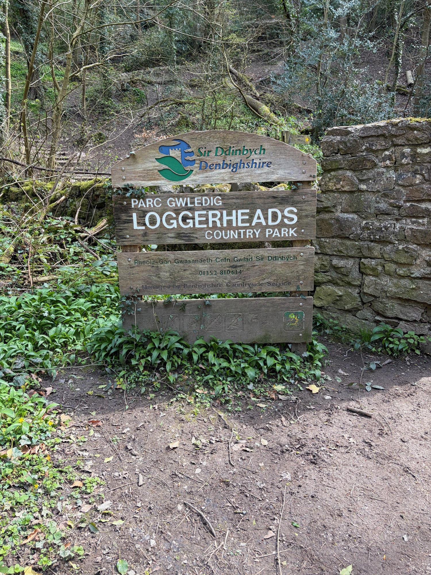The bilingual Loggerheads Country Park sign